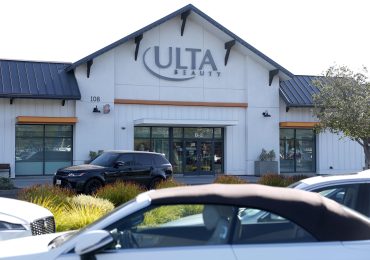 Holiday shopping season kicks off with a solid start. Here are the big winners