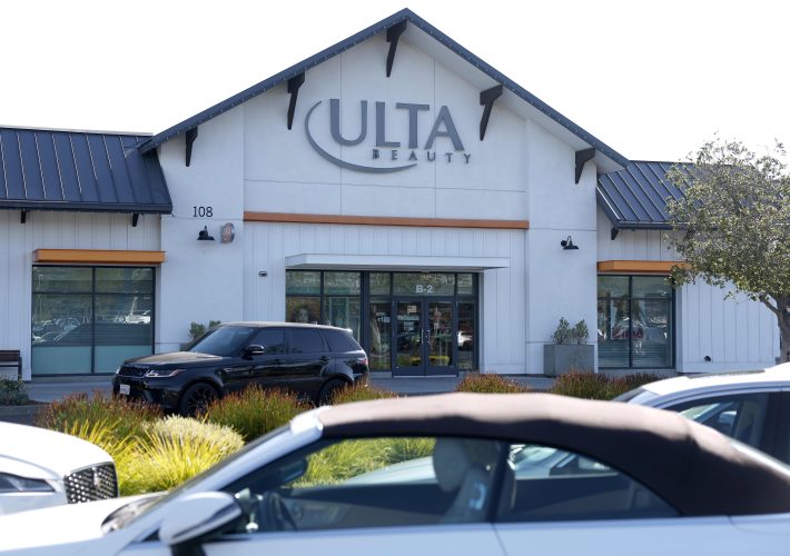 Holiday shopping season kicks off with a solid start. Here are the big winners